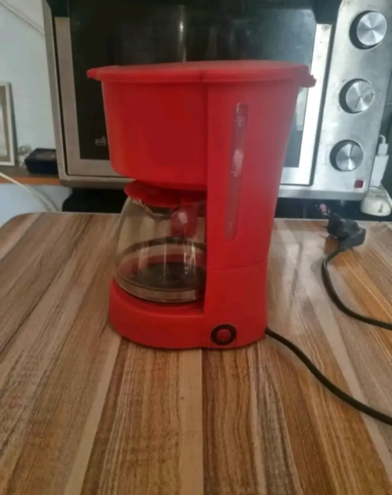 Cafetera eléctrica roja compacta