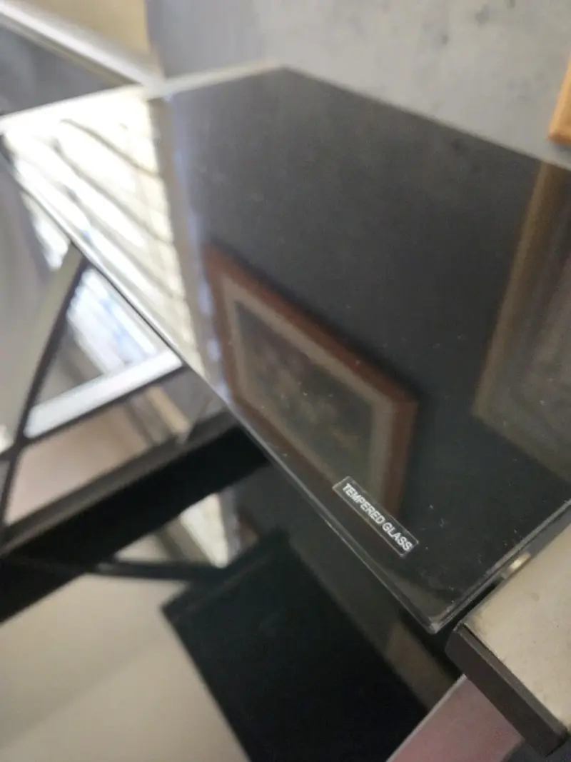 Escritorio de vidrio templado con estante - 4