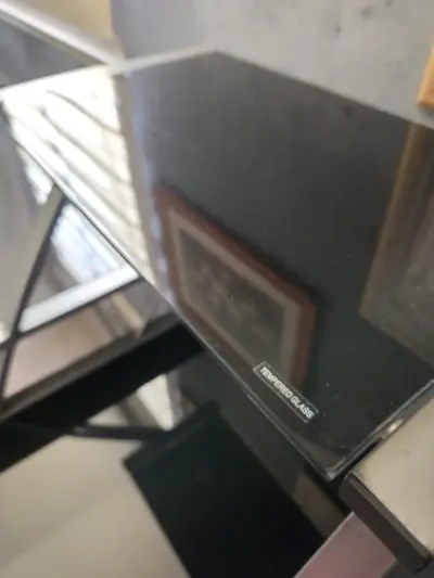 Escritorio de vidrio templado con estante - miniatura 4