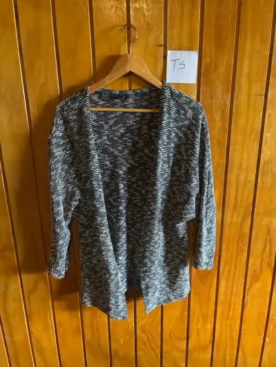 Cardigan estampado talla S marca IO - miniatura 1