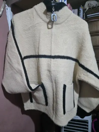 Chaqueta de lana beige con detalles negros - miniatura 1