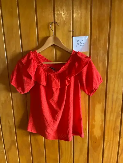 Polera roja con volantes talla XS marca IO - miniatura 1