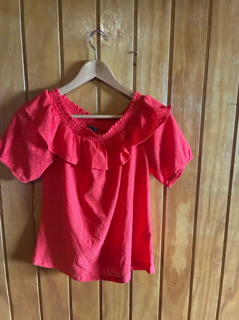 Polera roja con volantes talla XS marca IO - 2