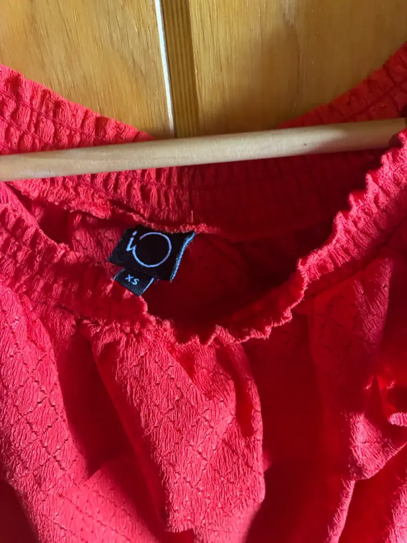 Polera roja con volantes talla XS marca IO - 3