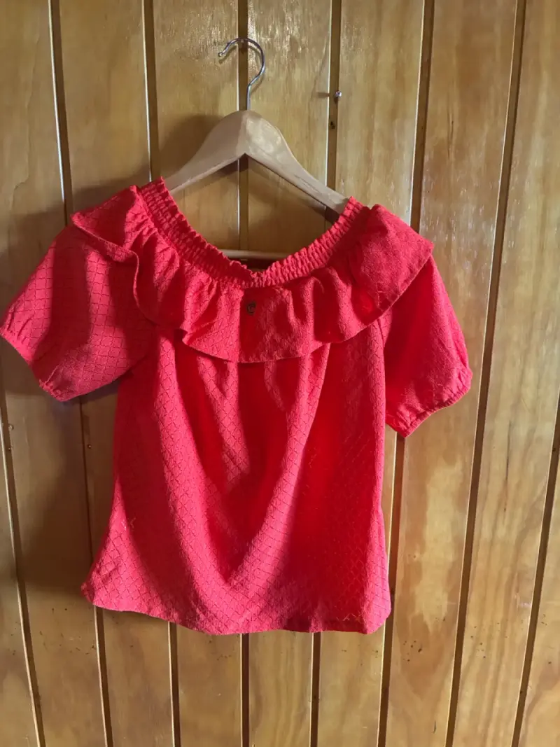 Polera roja con volantes talla XS marca IO - 4