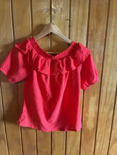 Polera roja con volantes talla XS marca IO - miniatura 4