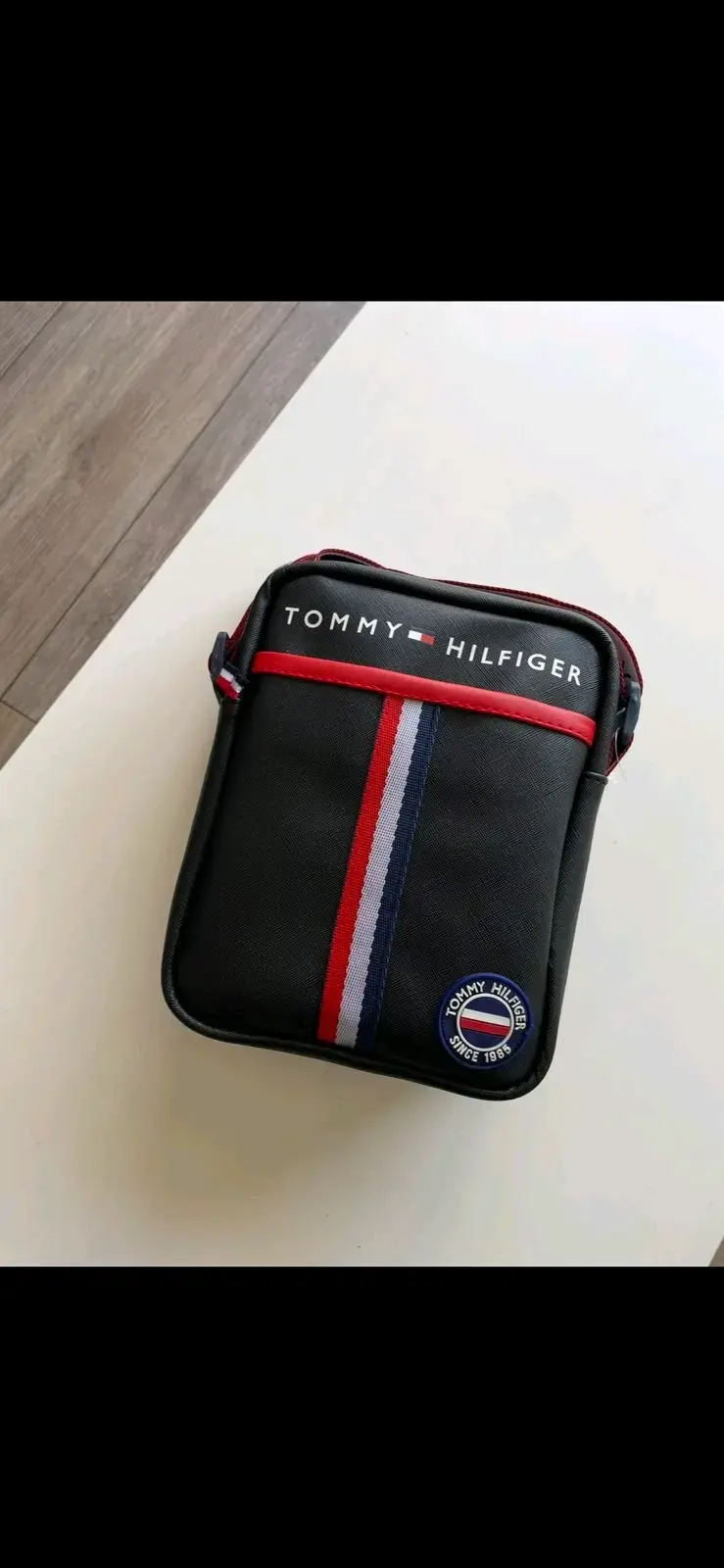 Bolso bandolera Tommy Hilfiger negro con diseño tricolor - 1