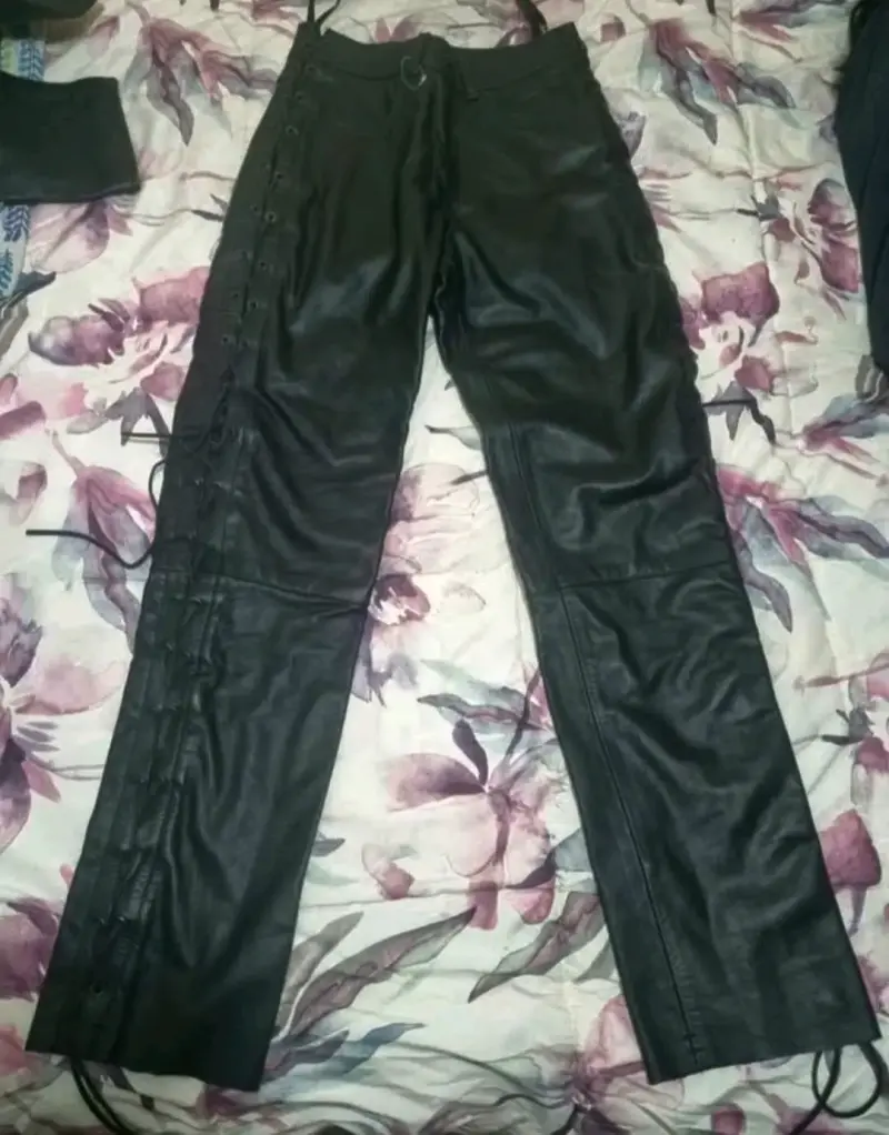 Pantalones de cuero negro con cordones laterales