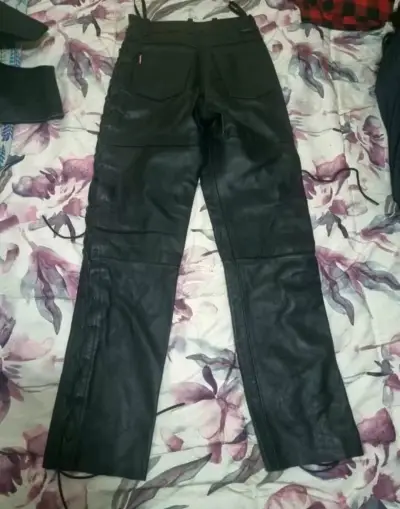 Pantalones de cuero negro con cordones laterales - miniatura 2