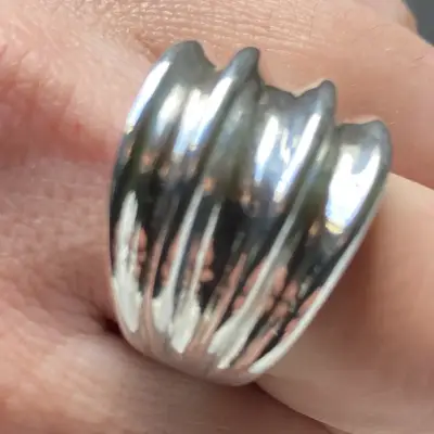 Anillo chunky de plata con diseño ondulado - miniatura 1