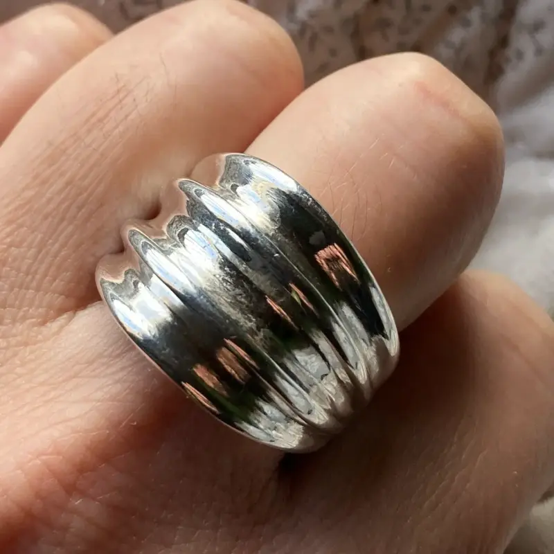 Anillo chunky de plata con diseño ondulado - 2