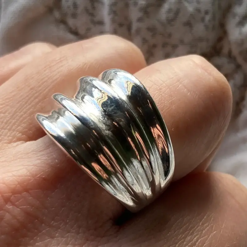 Anillo chunky de plata con diseño ondulado - 3
