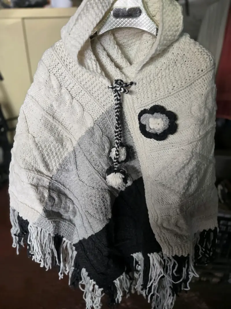 Poncho de lana tejido a mano con capucha