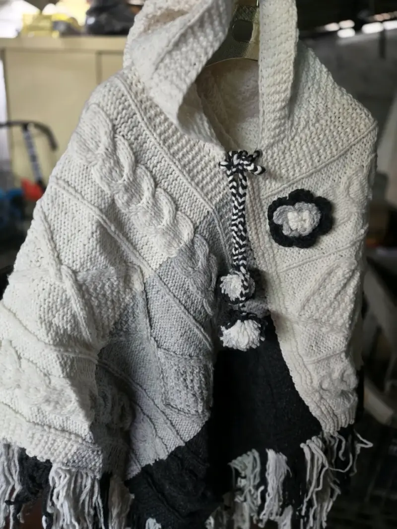 Poncho de lana tejido a mano con capucha - 2