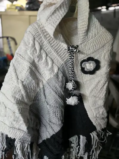 Poncho de lana tejido a mano con capucha - miniatura 2