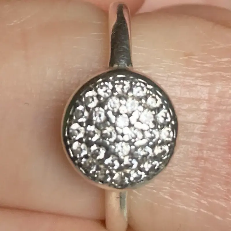 Anillo de plata con incrustaciones brillantes