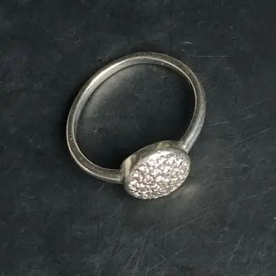 Anillo de plata con incrustaciones brillantes - miniatura 3