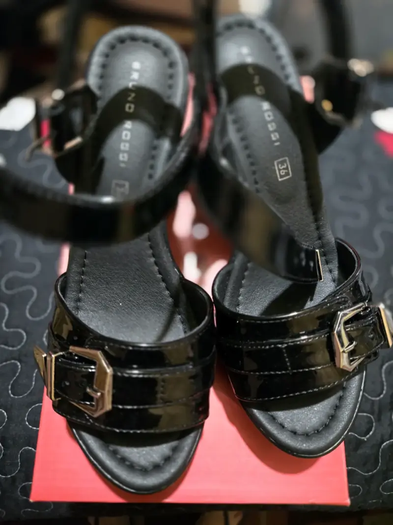 Sandalias negras de charol Bruno Rossi con hebilla