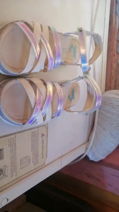 Sandalias para niña con tiras brillantes - miniatura 1