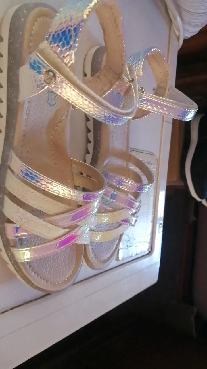 Sandalias para niña con tiras brillantes - 2