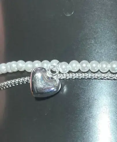 Pulsera de perlas con dije de corazón plateado