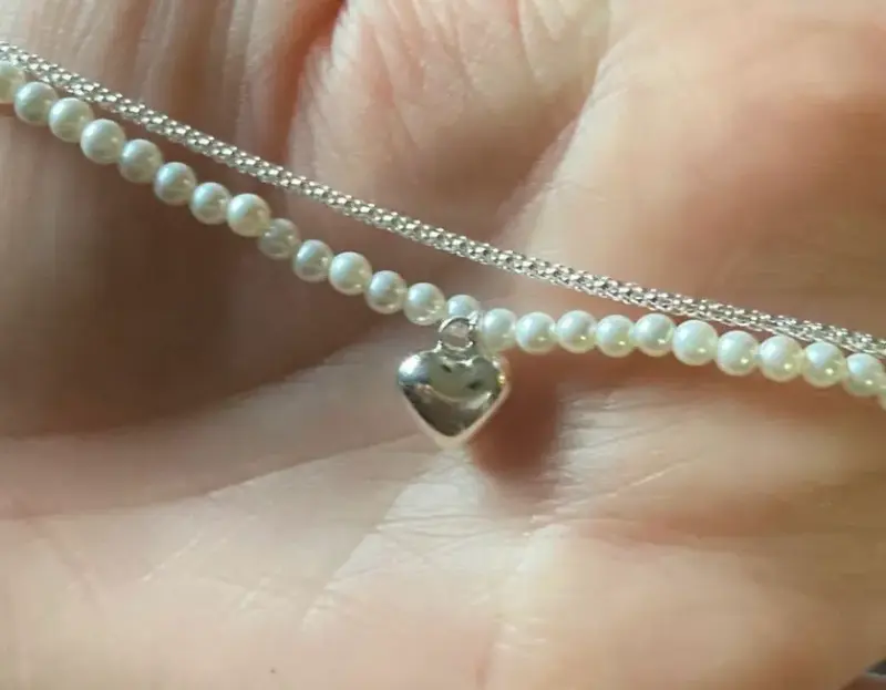 Pulsera de perlas con dije de corazón plateado - 2