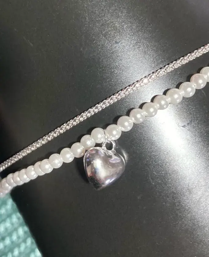 Pulsera de perlas con dije de corazón plateado - 3