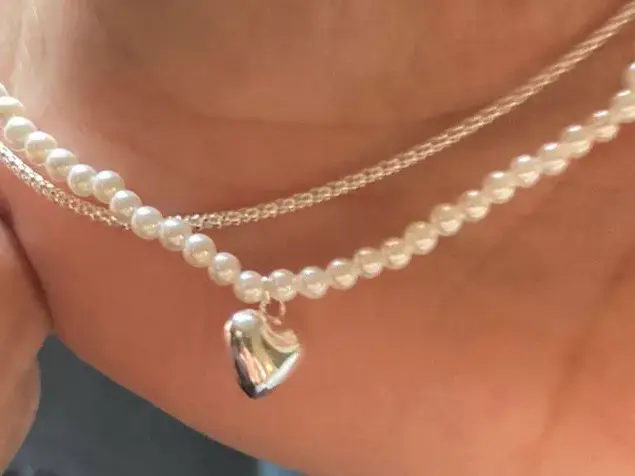 Pulsera de perlas con dije de corazón plateado - 4