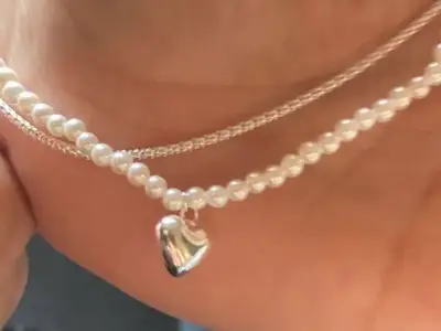 Pulsera de perlas con dije de corazón plateado - miniatura 4