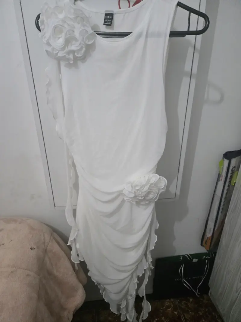 Vestido blanco con detalles florales Shein