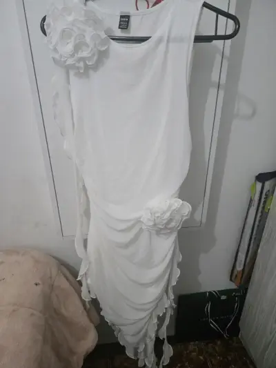 Vestido blanco con detalles florales Shein - miniatura 1