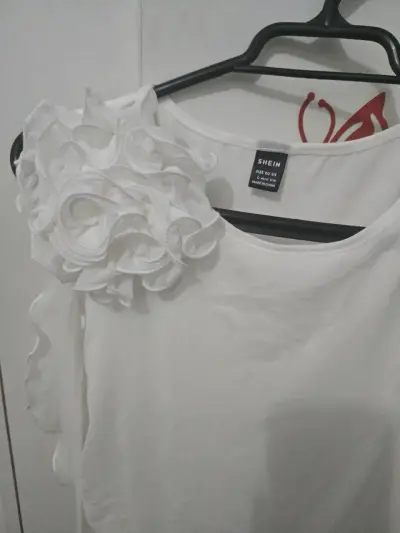 Vestido blanco con detalles florales Shein - miniatura 2