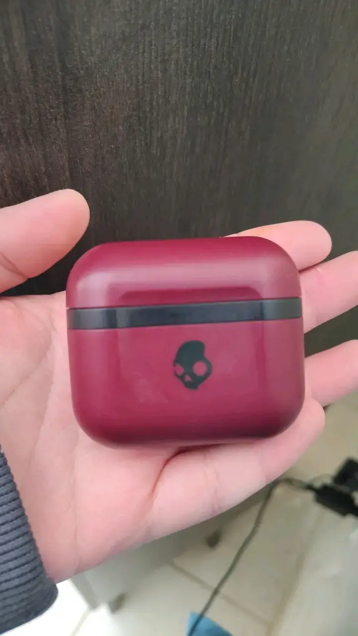 Audífonos inalámbricos Skullcandy rojos con estuche