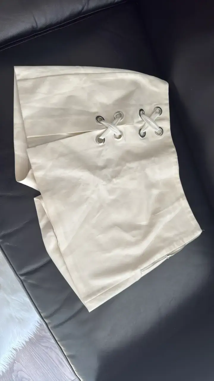 Shorts color crudo con detalle de cordones
