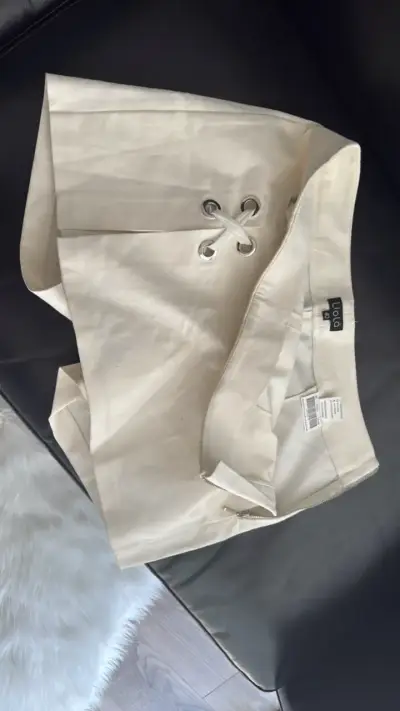 Shorts color crudo con detalle de cordones - miniatura 3