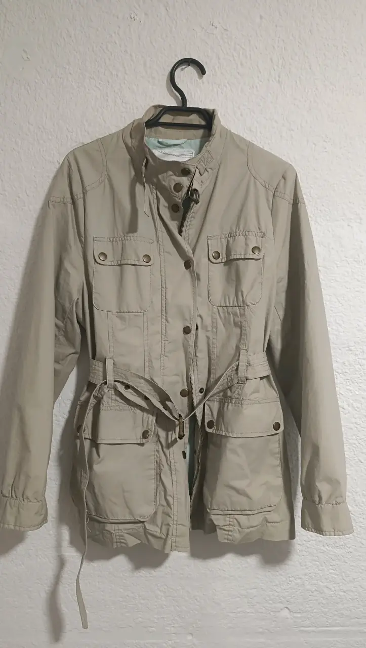 Chaqueta beige con bolsillos y cinturón
