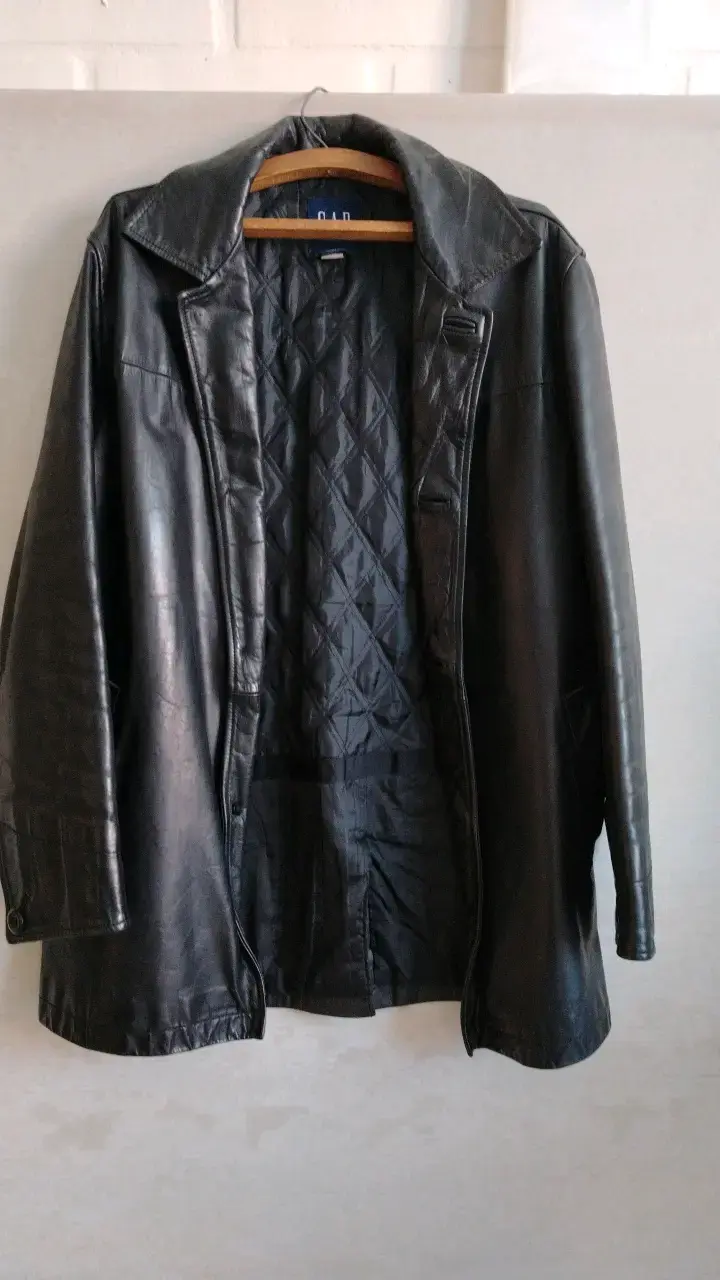 Abrigo de cuero negro para hombre
