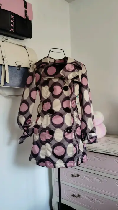 Abrigo de mujer con diseño de círculos - miniatura 1