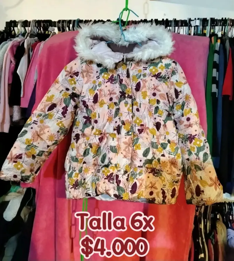 Chaqueta infantil con capucha y estampado floral