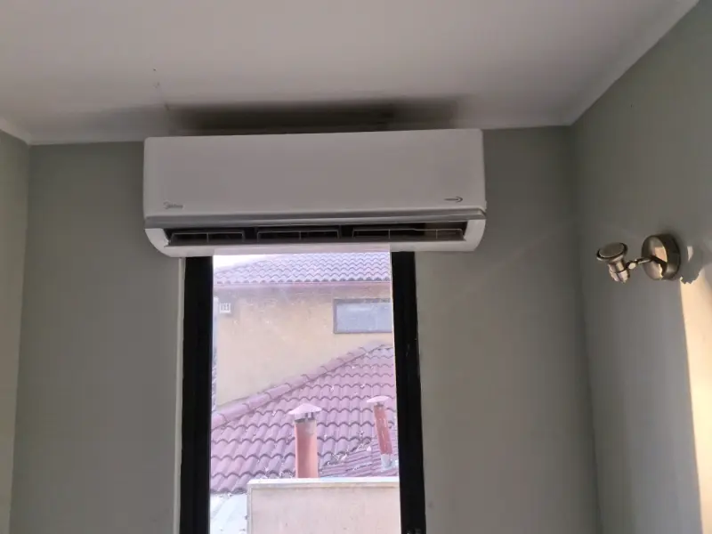 Aire acondicionado Midea con control remoto