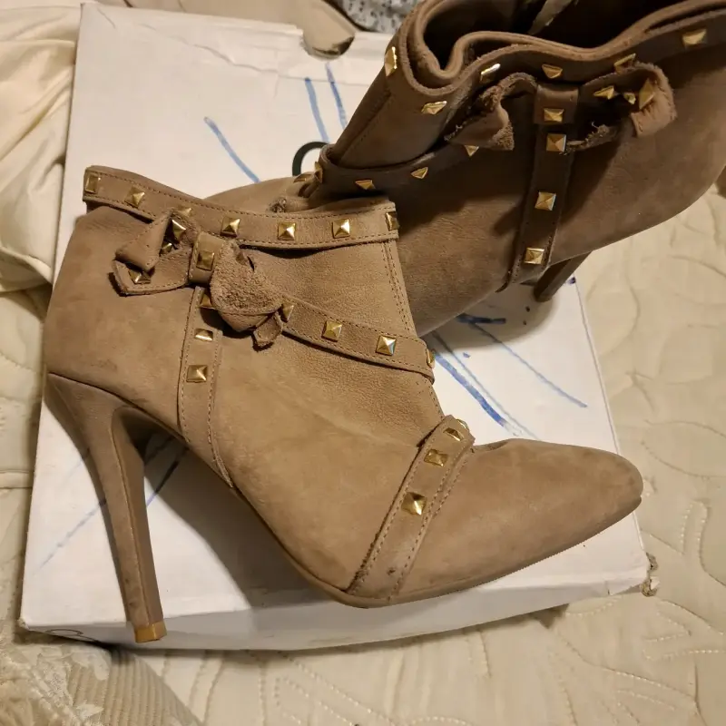 Botines de tacón alto con tachuelas beige