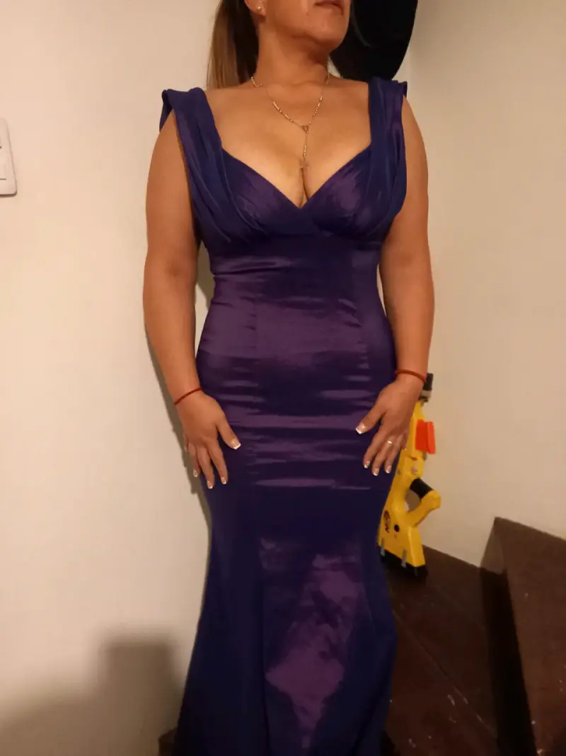 Vestido de noche largo morado elegante