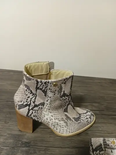 Botines de tacón con estampado de serpiente - miniatura 1