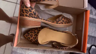 Zapatos de tacón bajo con estampado animal print - miniatura 2