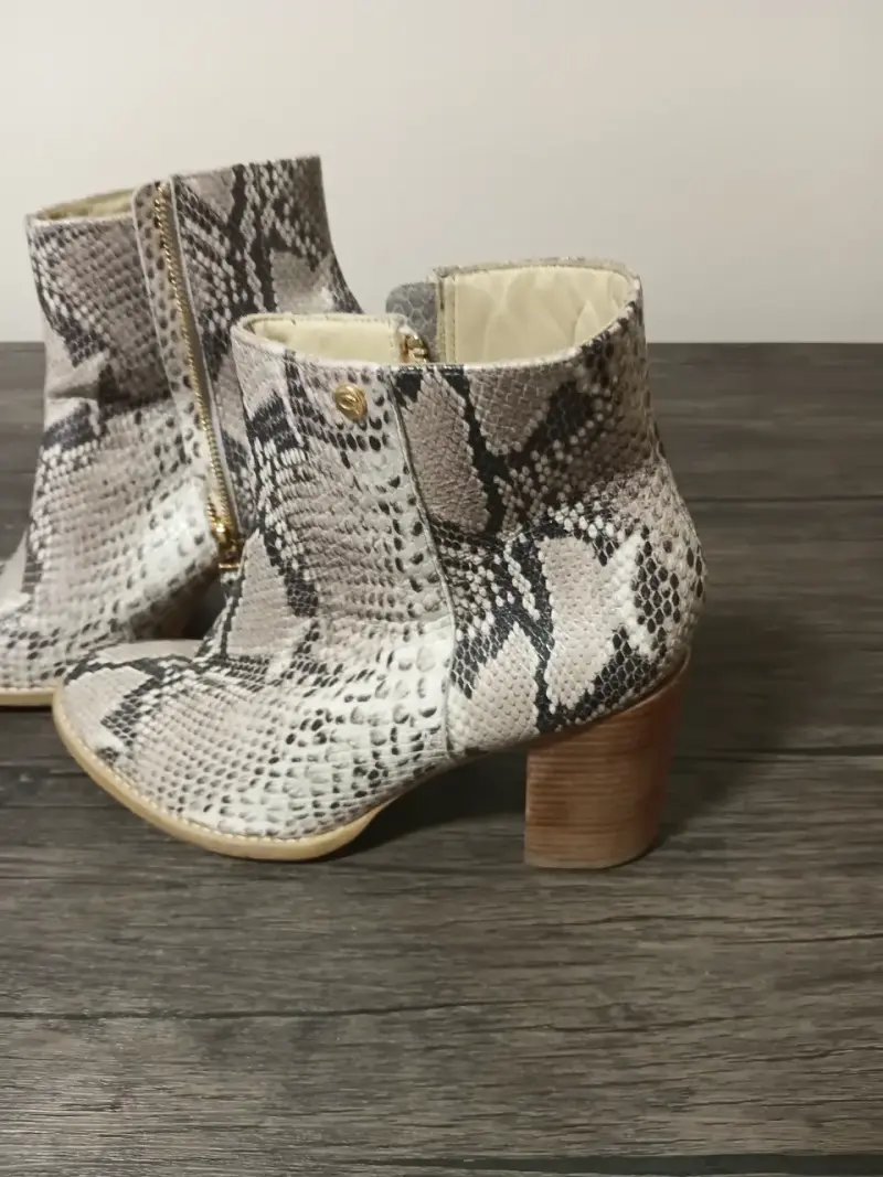 Botines de tacón con estampado de serpiente - 4