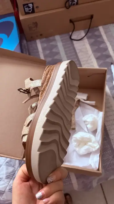 Sandalias Flexi doradas con plataforma - miniatura 3