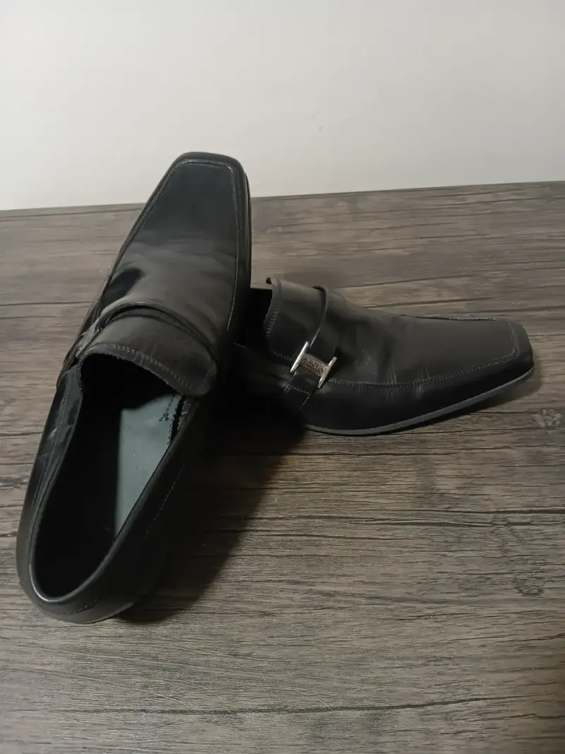 Zapatos de vestir negros para hombre en buen estado