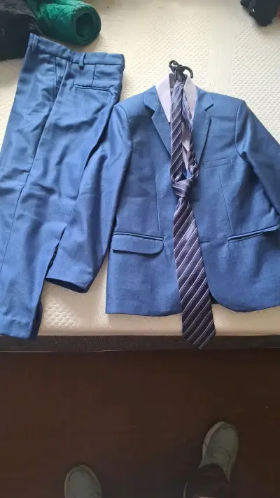 Traje azul para niño talla 6  con corbata - miniatura 2