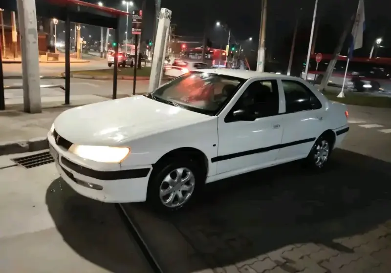 Auto sedán blanco en buen estado