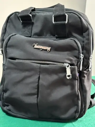 Mochila negra multibolsillos práctica y versátil - miniatura 1